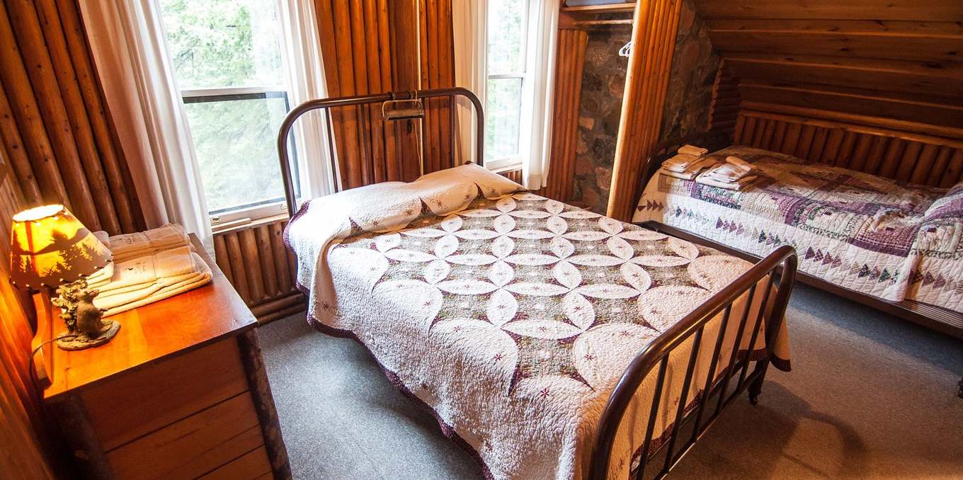 Clearwaterbbsuiteabedroom | Clearwater Historic Lodge & Outfitters